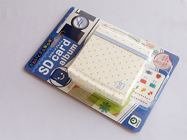 手のひらサイズの「SDカードアルバム」。写真はクリーム