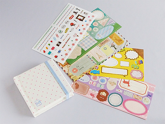 スクラップブッキングに便利なシールが詰まったシートが5枚付属
