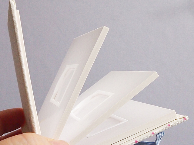 SDカードのフォルダ4枚が束ねられ、合計4枚収納できます