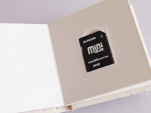 少し固めですが、microSDカードもアダプターをつけた状態で収納できます