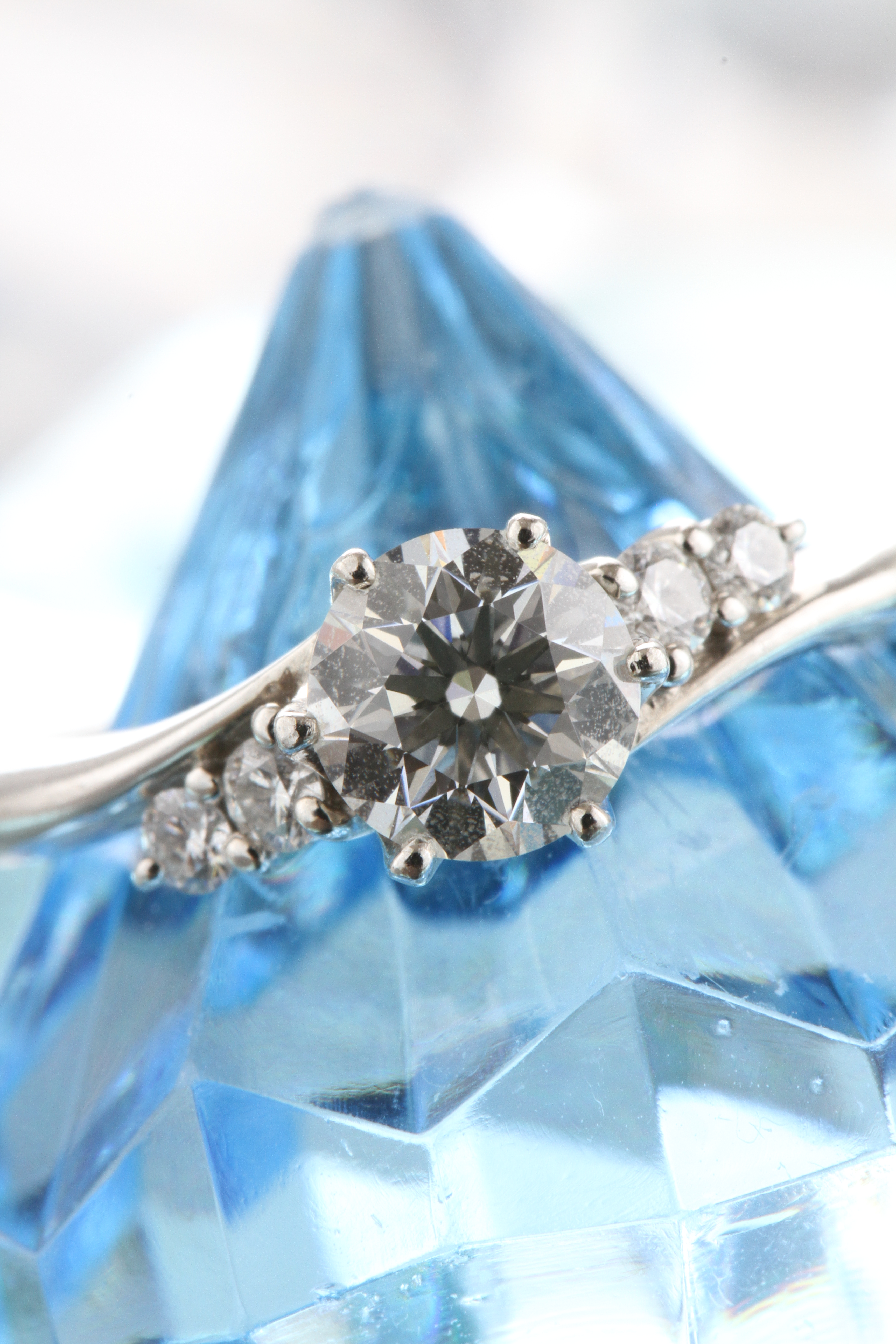 絞りF16で撮影。中央のダイヤとサイドのメレダイヤのキラキラがわかるように絞り込み、サイドのプラチナのリング部分はうっすらとボケる程度にして、ガチガチの説明カットにならないようにしました。