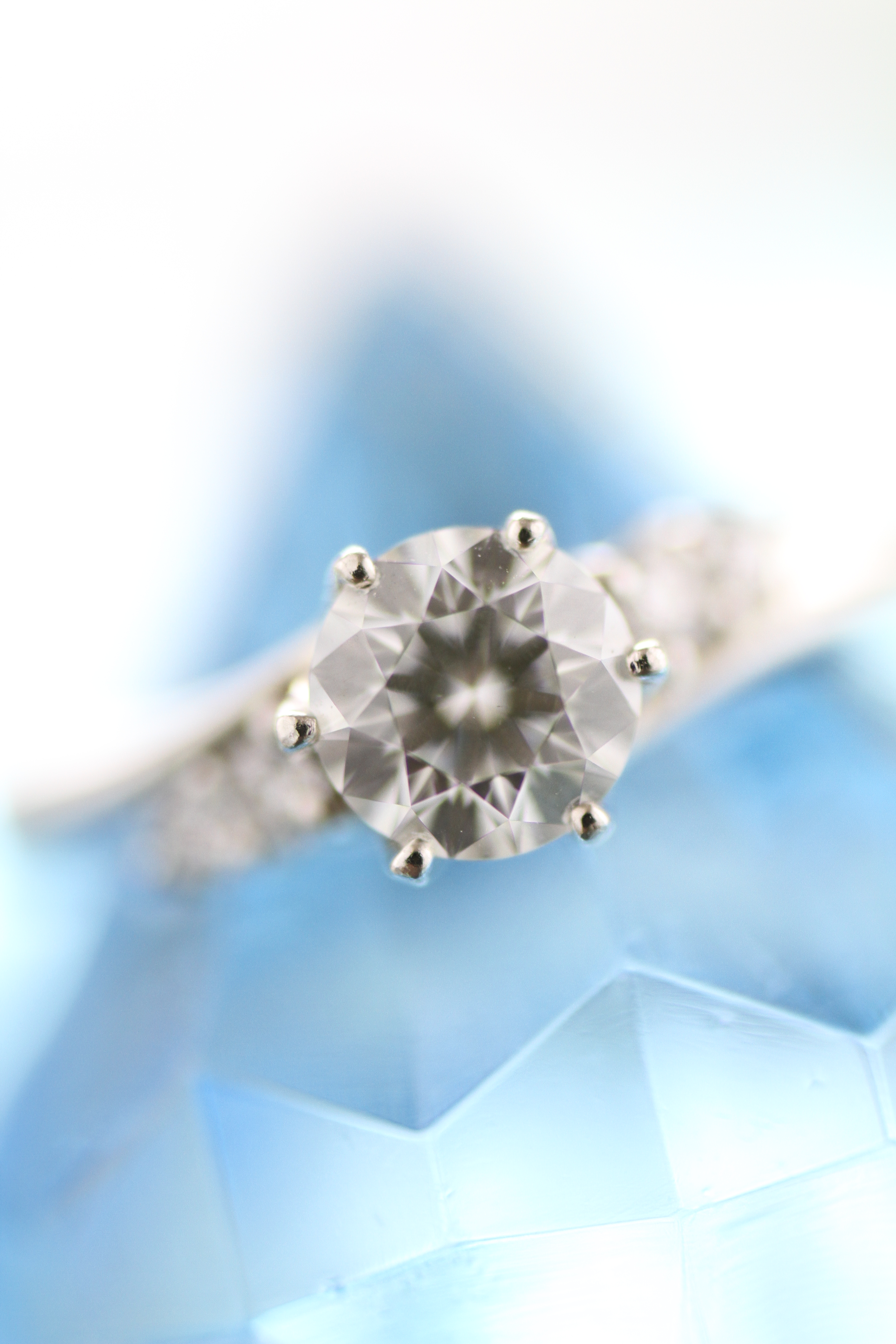 【F2】絞り開放で撮影。中央のダイヤと爪は形がわかる程度には写っていますが、他はソフトフォーカスがかかってしまっていて、指輪だということもわかりにくい写真になってしまいました。