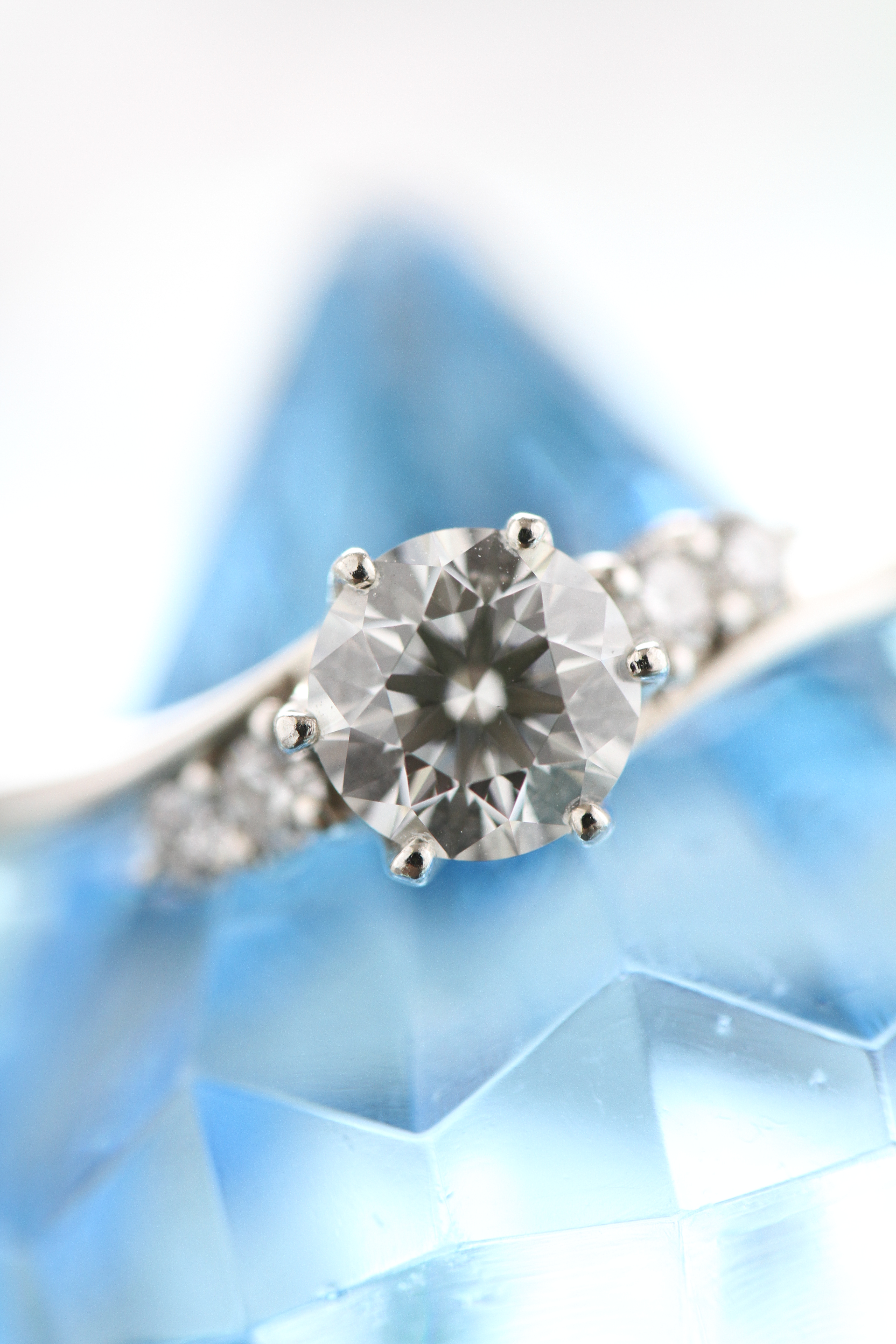 【F4】中央のダイヤの形がかなりはっきりして来ました。ですが、サイドのメレダイヤがボケすぎてしまって、指輪全体のデザインまではわかりません。