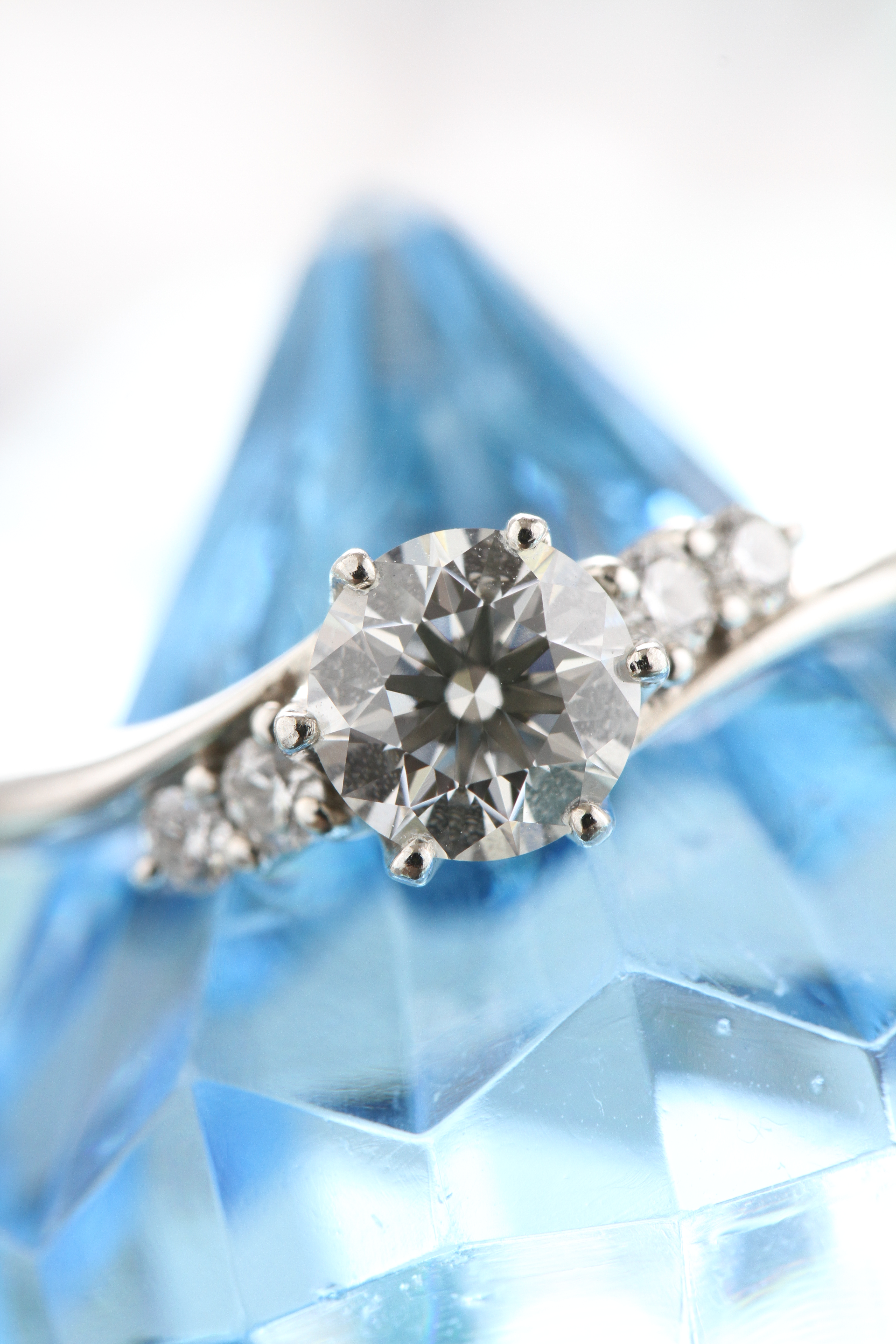 【F8】指輪のデザインがはっきりして来ました。’サムシングブルーとエンゲージリング‘なんてタイトルのイメージカットなら、こんなボケ具合でも調度いいかもですね。