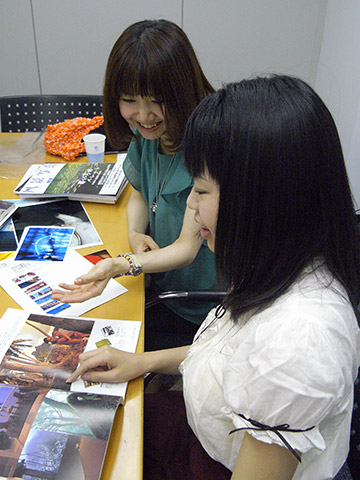 雑誌などをパラ見しつつ、好きな写真について語り合います