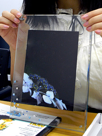 左下を中心にストーンがあしらわれています