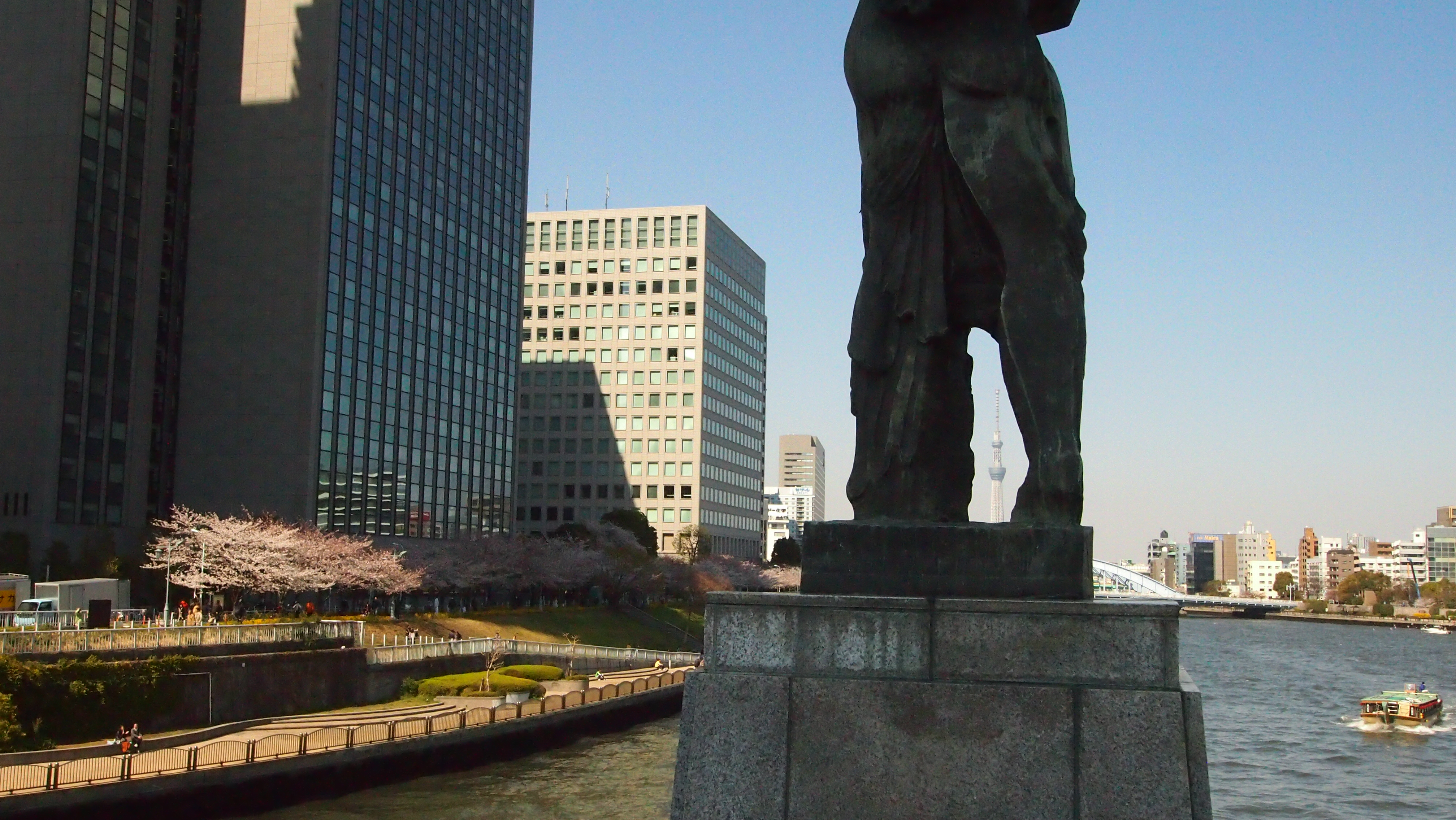 銅像の股下にスカイツリー