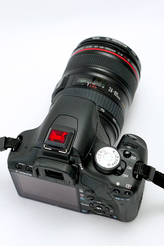 赤い帯のあるレンズにあわせて、ルビーを装着