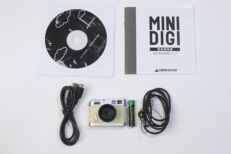 ドライバCD、取扱説明書、専用USBケーブル、カメラ本体、ネックストラップ。ドライバCDは、Windows7、Vista(SP2)、XP(SP3/32bit版)、2000(SP4)対応