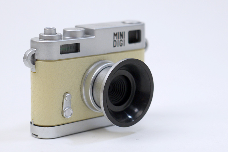 昔のフィルムカメラのようなデザインが特徴