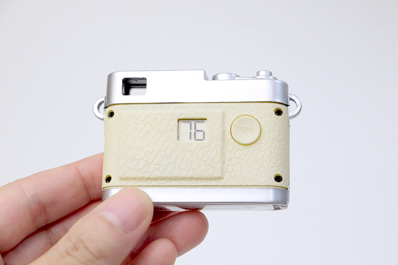 裏側に小さな液晶が