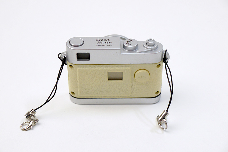 ボディの両端に、ケータイなどのストラップ等でおなじみのパーツ(付属)をつける