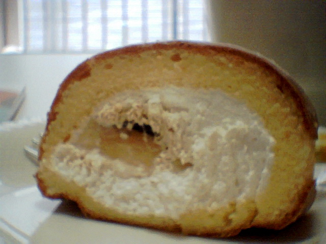 プリン入りのロールケーキを15cmくらいの距離から撮影