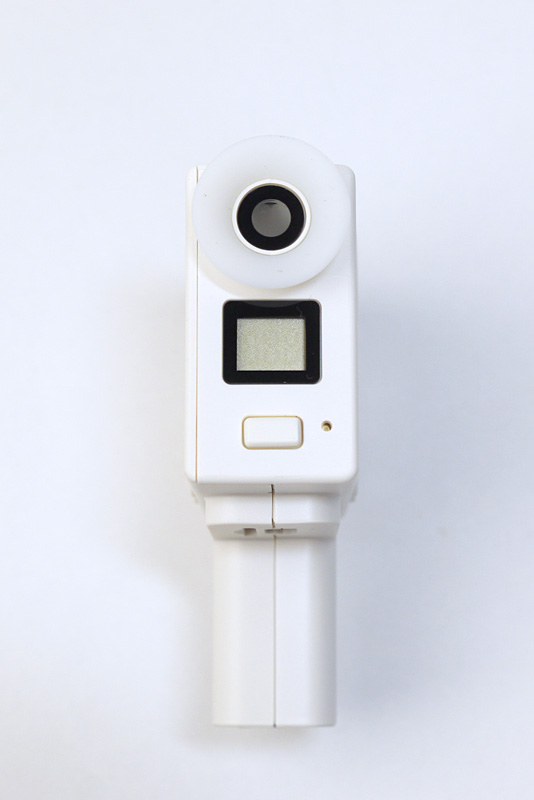 上のファインダーから覗く。下のボタンが「電源/MODEボタン」