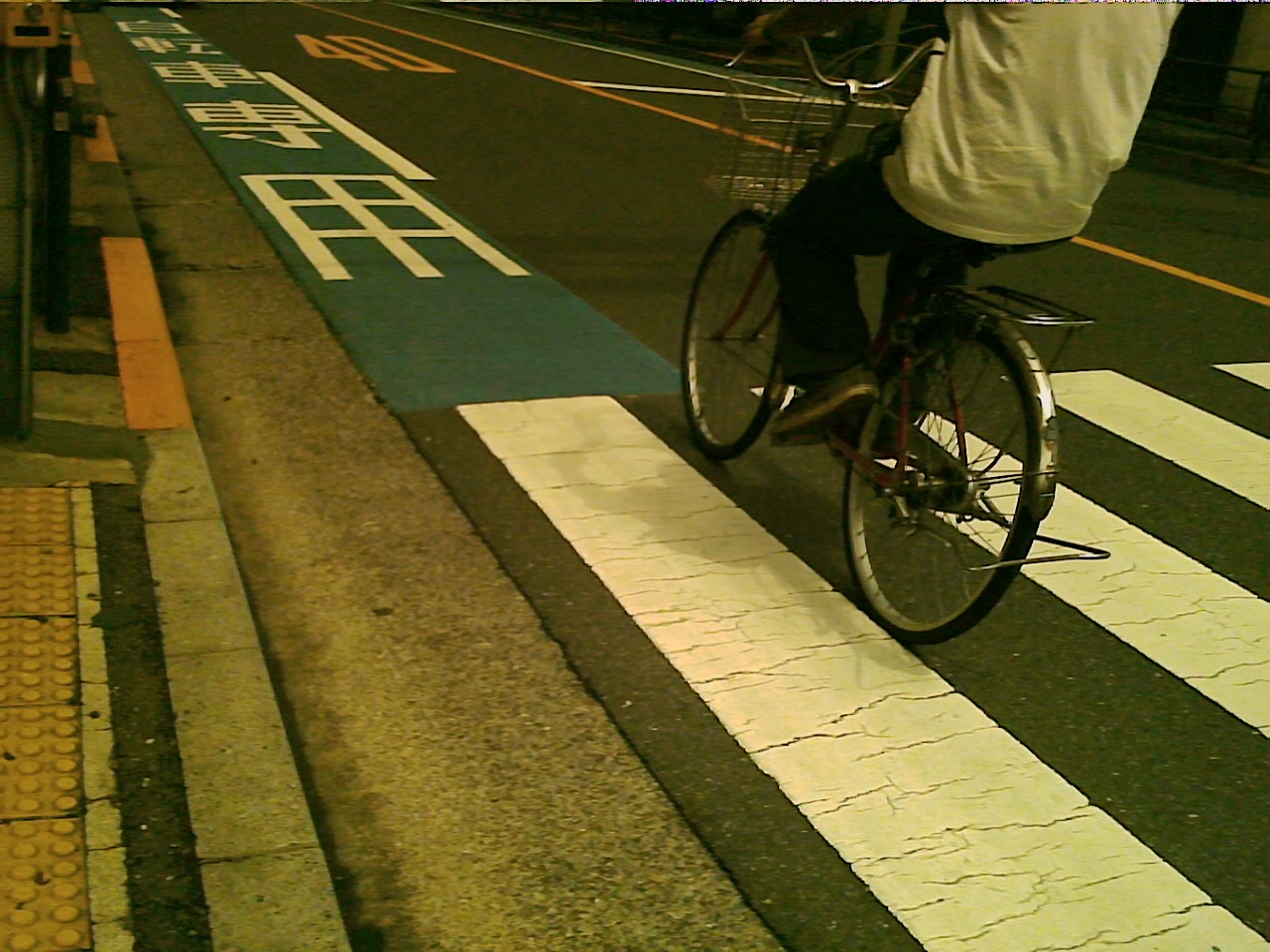 ファインダーは覗かず、胸の高さからどんどんシャッターを切る