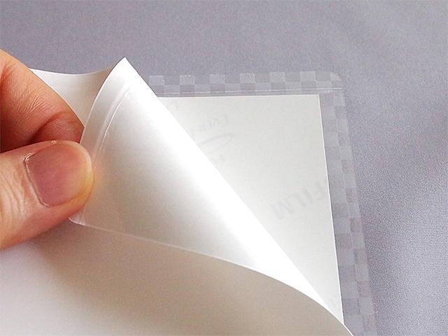 裏面の白いハクリ紙がついている部分が吸着する面