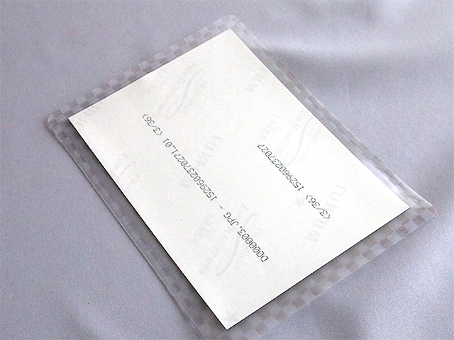 裏面の吸着面も透明