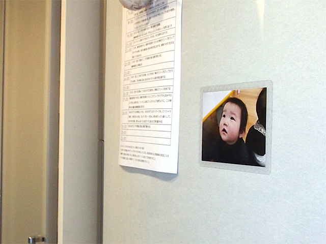 冷蔵庫のドアなど光沢面ならたいてい貼り付けOK