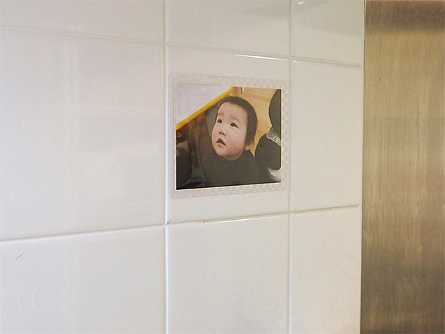 キッチンなど水や油が気になるところにも飾れる