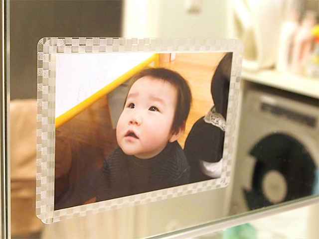 洗面所にももちろん貼り付け可能。鏡にはしっかり貼れます