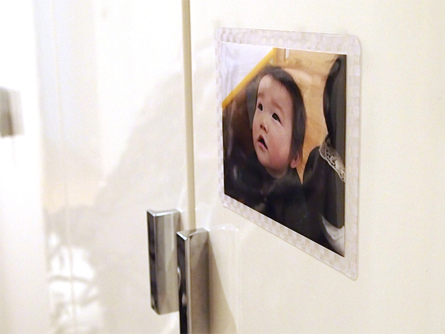 光沢加工されていればドアなどでも大丈夫。多少の開け閉めで外れない