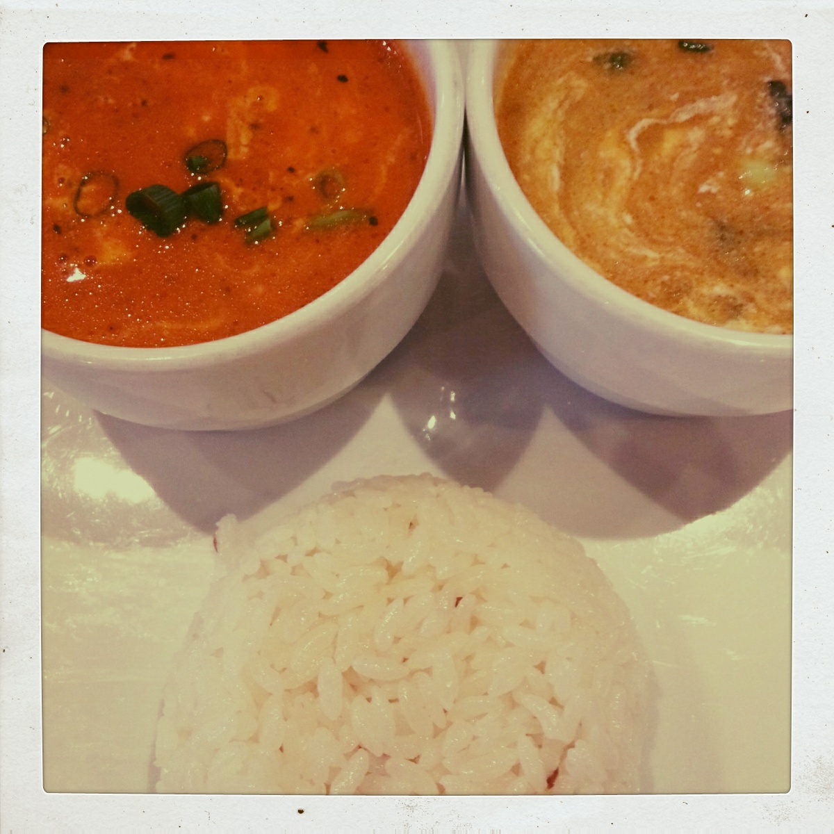 インスタントカメラのフィルムのような、白いフレームをつけることができ、写真の色味を変えるフィルターも6種類あります