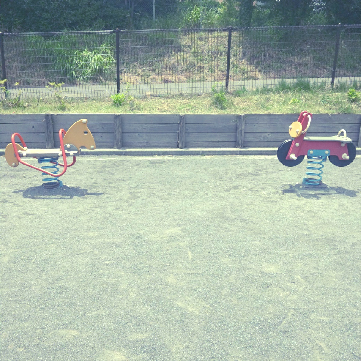 小さな公園で、子どもが遊ぶ遊具がかわいくてパチリ。「OLDIE」フィルターで、自分が幼かったころの写真のような雰囲気にしてみました