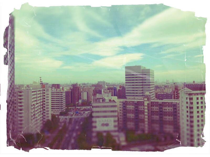 ふんわりと青みがかかって淡い色味の「Paper」は、フレームもランダムにちぎった紙のように加工されて個性的