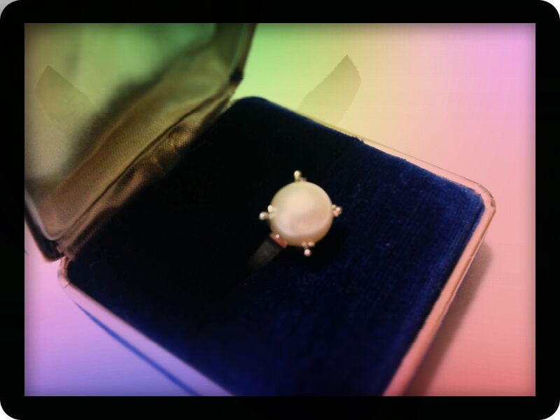祖母にもらったリングを撮ってみました。淡いレインボーカラーのフィルターをかけただけで、いろいろ思い出がよみがえってきます
