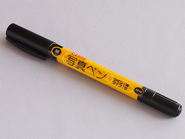 両端に「細」と「極細」のペン先がついた一般的な油性マーカーと同じつくり