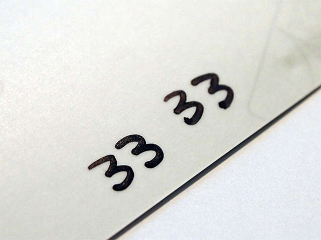 左が写真ペン、右が一般的な油性マーカー。濃さの違いやインクの乗り方の違いがわかる