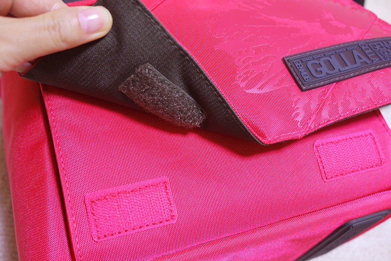 フラップと本体はマジックテープで固定する