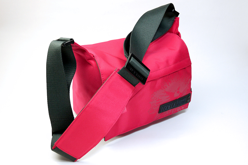 長さ調節可能なショルダーストラップと、肩パッド