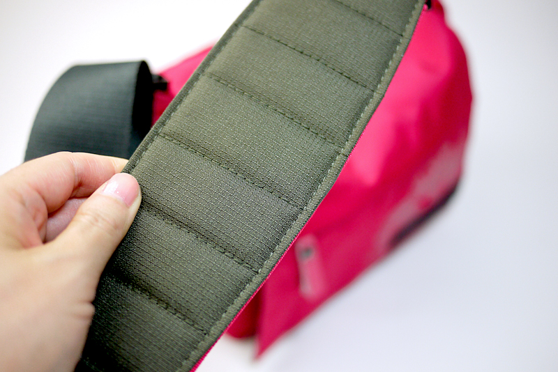 肩パッドの裏面は滑り止め付き。もうちょっと強くてもいいくらい