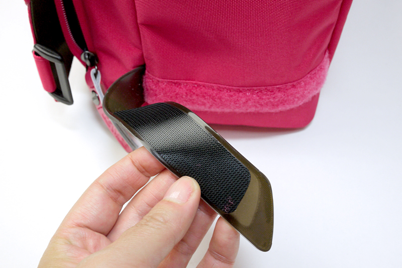 サイドのベルトはマジックテープ