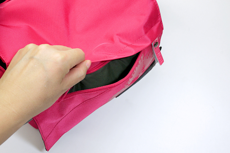 フラップにはジッパー付きのポケットがついている