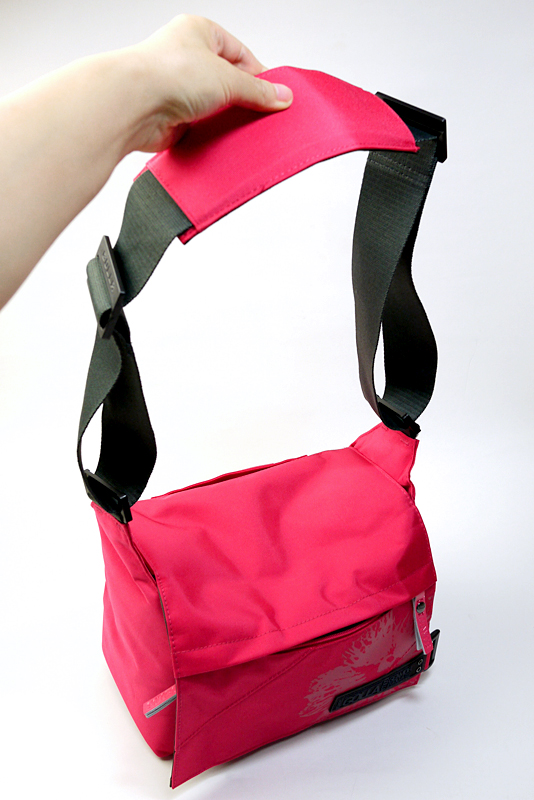 太めのショルダーストラップ