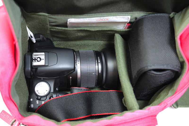 標準レンズ付きのカメラとストロボを入れてみた