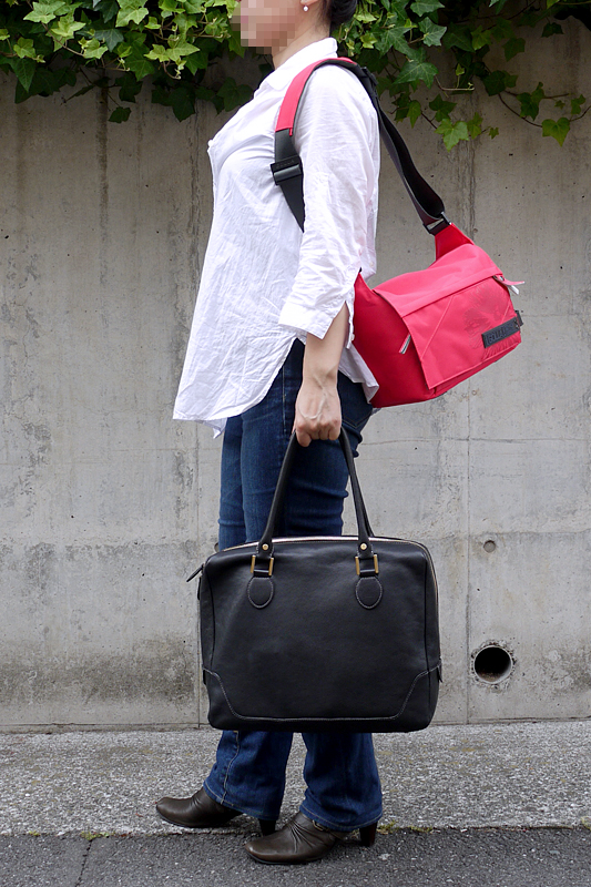 書類入りのバッグと一緒に持ってみたところ、肩の負担が軽くて非常に楽だった