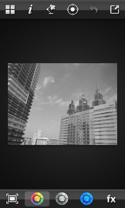 既に撮影済みで、端末内に保存している画像を選べるのはもちろん、アプリを起動してから撮影することもできます。選んだ写真は、モノクロのフィルターがかかった状態で表示されます