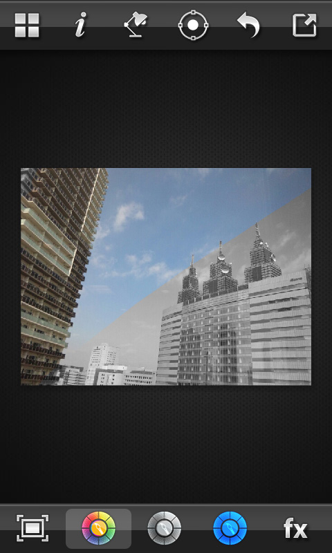 下段、左から2番目のカラーパレットを選択し、指でなぞるとその部分が元の色になります。右から2番目の青く表示されているパレットでは、好きな色を選ぶことができ、その色で塗ることができます