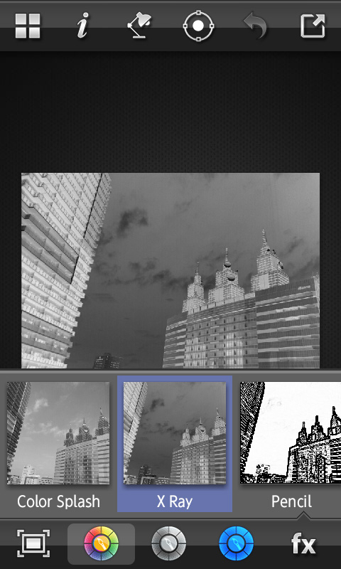 「Color Splash」は、色を自由に変えることのできる通常モードですが、レントゲン写真のようなフィルター「X Ray」が使えます。それ以外のフィルターは有料版149円を購入すると使えるようになるので、このアプリが気に入ったら、有料版をダウンロードするのもいいかもしれませんね！