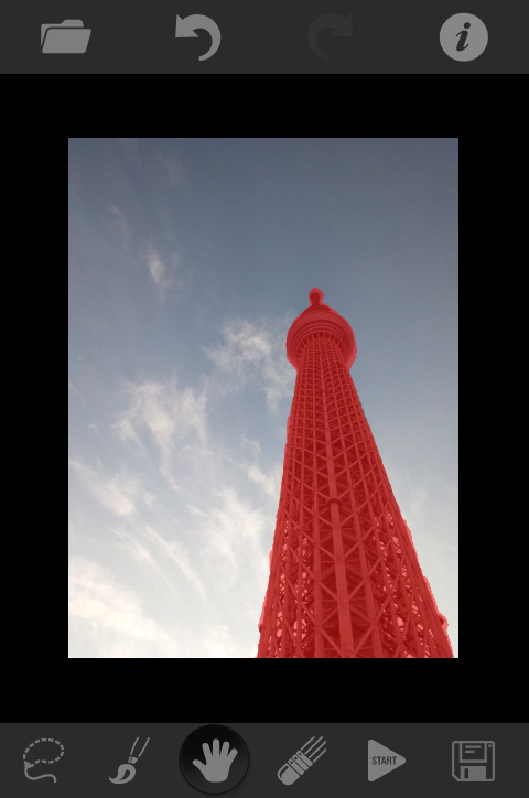 そんなスカイツリーを、指でなぞっていき、赤くハイライトします。指でなぞるときには、最大で800％まで拡大ができるので、すみずみまでこまかく選択できます