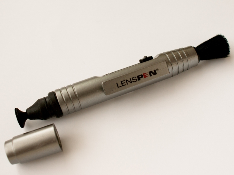 本体はその名のとおり、ペンのような形状で、キャップを外すとレンズクリーニングチップ、反対側には格納式のブラシがついている