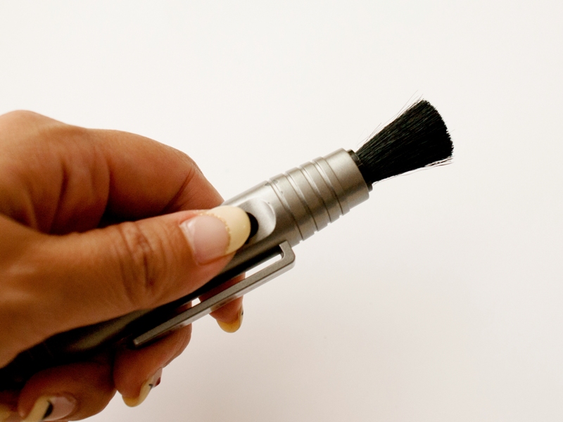 レンズペンの側面にあるレバーをスライドさせると、格納式のブラシが登場