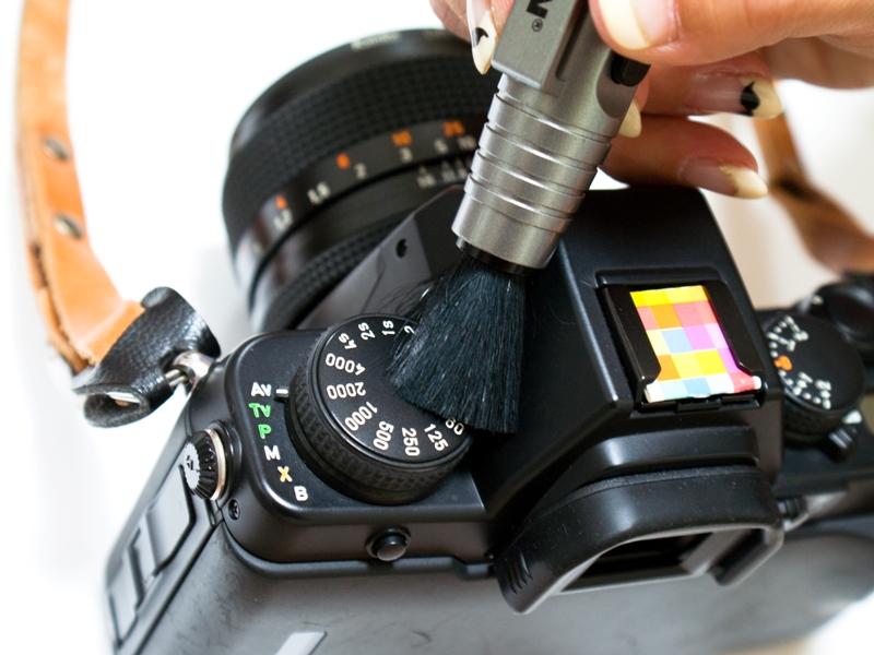 カメラは凹凸が多く、スイッチ類の隙間には意外とホコリがたまっているので、ブラシでササっと掃き掃除