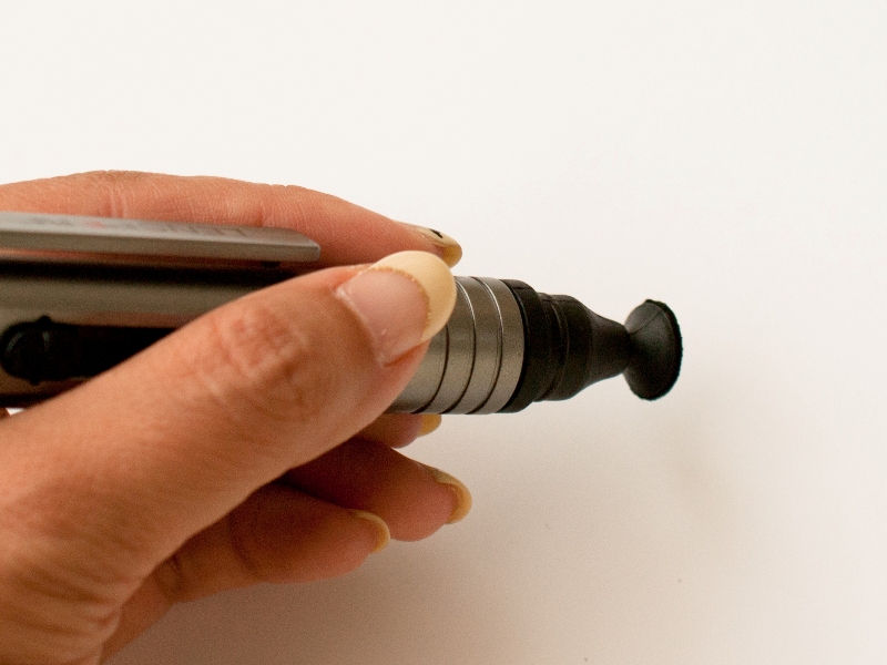 レンズクリーニングチップには、油汚れを取り込むカーボンコンパウンド（微細な粉末）が付着している