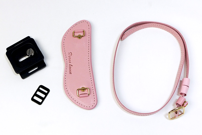 ユニバーサルマルチプレート、インクルードストラップリング、グリップ、ベルト。いまはグリップのデザインが若干変わっているようなのでサイトをご確認ください