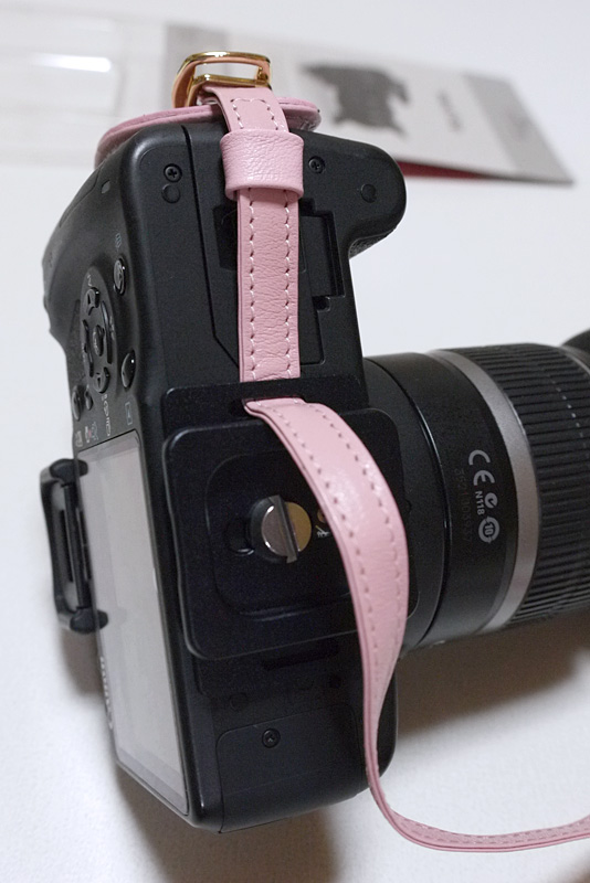 ベルト用のユニバーサルマルチプレートを三脚穴に取り付ける