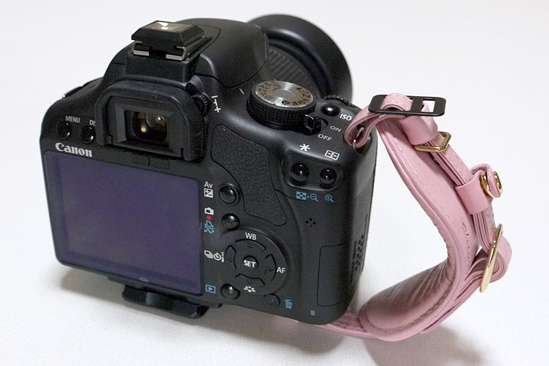 ショルダーストラップ用のインクルードストラップリングはきっとこんな感じで取り付ける？(説明書なし)